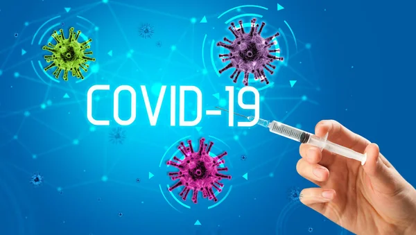 Jeringa, inyección médica en la mano, concepto de vacuna contra el coronavirus — Foto de Stock