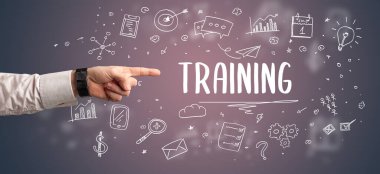 İşletme yazıtlarına işaret eden kırpılmış elin yakın çekimi