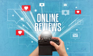 Fotoğraf çeken bir elin yakın çekimi.