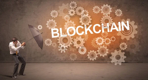 Şemsiye konseptiyle savunma yapan iş adamı