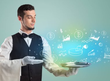 Smokinli yakışıklı garson para ikonlarını tepside tutuyor.