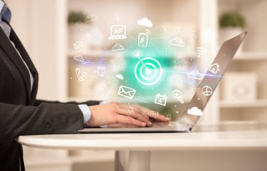 İşadamı yeni iş konseptiyle dizüstü bilgisayarda çalışıyor