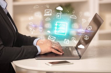 İşadamı yeni iş konseptiyle dizüstü bilgisayarda çalışıyor