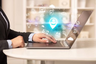 İşadamı yeni iş konseptiyle dizüstü bilgisayarda çalışıyor