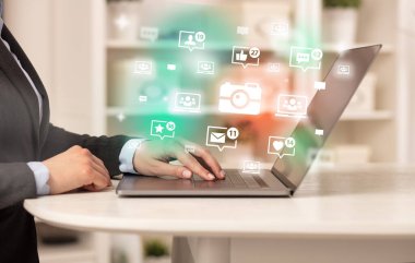 Sosyal medya ağında sörf yapan genç kişi