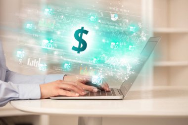 Genç adam dizüstü bilgisayardan borsayı izliyor.