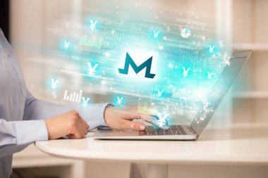 Genç adam dizüstü bilgisayardan borsayı izliyor.