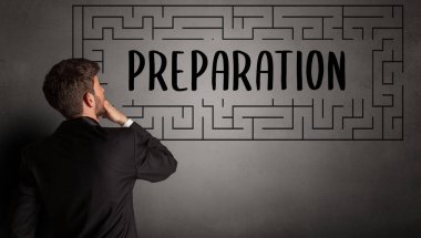 İş adamı labirent çiziyor