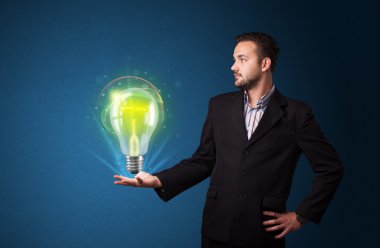 Bir iş adamının elinde parlayan ampul
