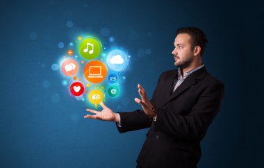 Bir iş adamının elinde multimedya simgeleri
