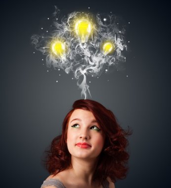 duman ve başının üstünde lightbulbs düşünceli kadınla