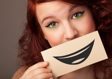 komik smiley ile kart tutan mutlu güzel kadın
