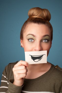 kağıt çizim komik smiley ile tutarak mutlu sevimli kız 
