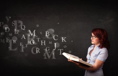 Genç Bayan alfabesi harfleri ile kitap okuma