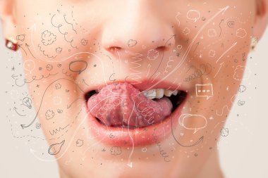 güzel kadın ağzı üfleme elle çizilmiş simgeler ve semboller