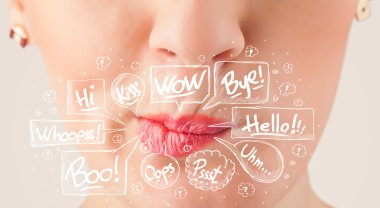 Beyaz baloncuklu güzel kırmızı dudaklar.