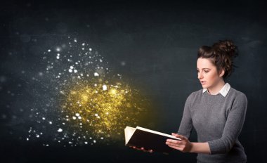 Genç Bayan büyülü kitap okuma