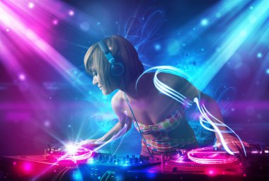 karıştırma müzik güçlü ışık efektleri ile enerjik dj kız