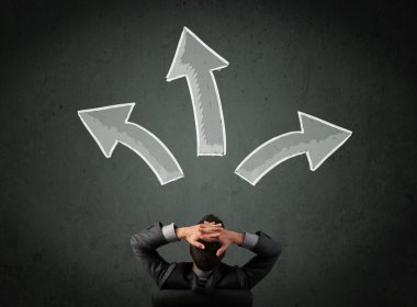 İş adamı kafasının üstünde oklarla karar veriyor.