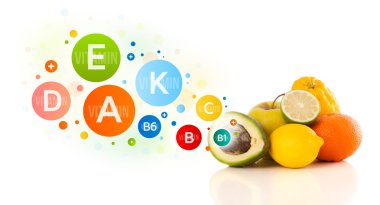 Renkli vitamin sembolleri ve simgeleri olan sağlıklı meyveler