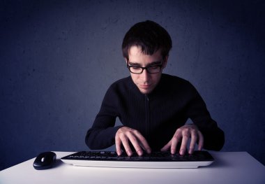 Hacker mavi arkaplanda klavye ile çalışıyor