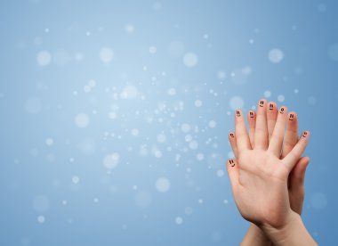 Boş mavi bokeh arkaplan ile mutlu parmak gülümsemeleri