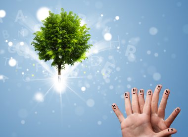 Yeşil sihirli ağaçla gülümseyen mutlu parmaklar