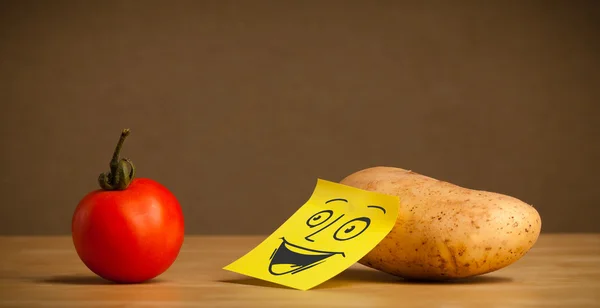 Potato with post-it note smiling at tomato — Stock Photo, Image