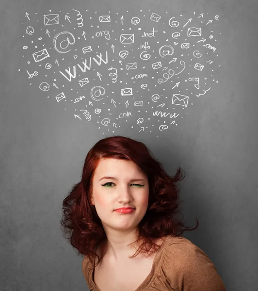 Молодая женщина думает с иконами социальных сетей над головой — стоковое фото