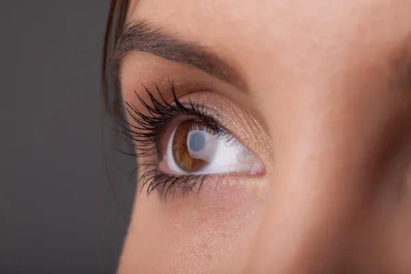 Retrato de uma menina bonita fechar os olhos — Fotografia de Stock