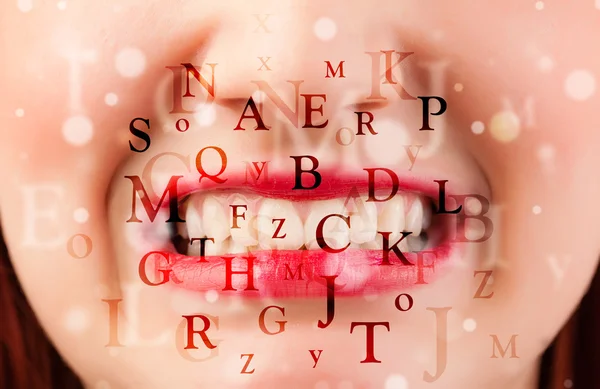 Mooi meisje lippen ademhaling lettertypen en tekens — Stockfoto