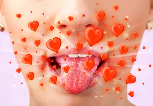 Lábios de senhora bonita com corações vermelhos encantadores — Fotografia de Stock