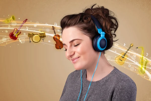 Mujer joven con auriculares escuchando música —  Fotos de Stock