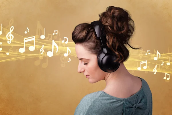 Young woman with headphones listening to music — Stock Photo, Image