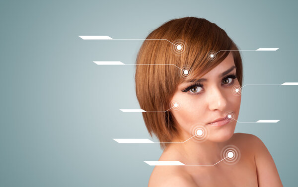 Молодая сексуальная девушка с современными стрелками для ухода за лицом
