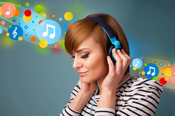 Young woman listening to music with headphones — Stock Photo, Image