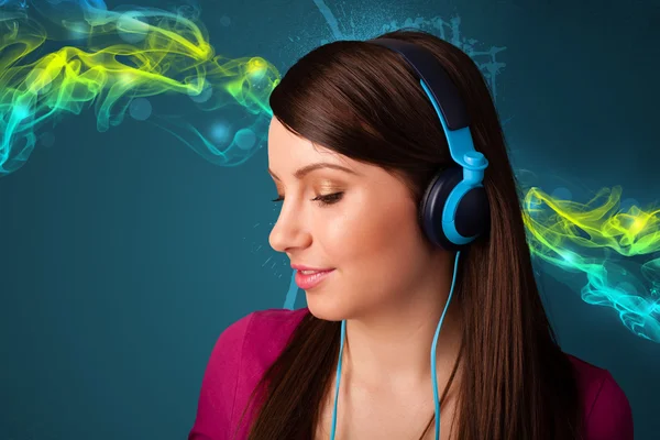 Young woman listening to music with headphones — Stock Photo, Image