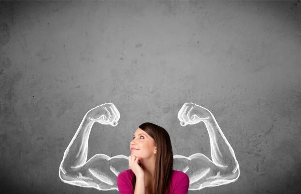 Mujer joven con fuertes brazos musculosos — Foto de Stock