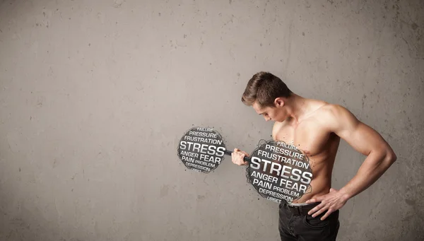 Uomo muscoloso lotta con lo stress — Foto Stock