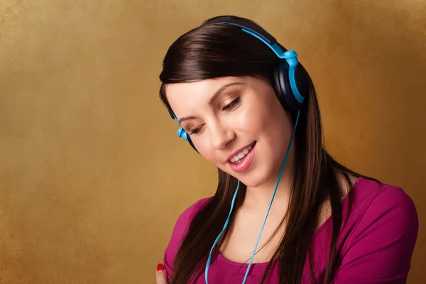 Jeune femme avec écouteurs écoutant de la musique avec espace de copie — Photo