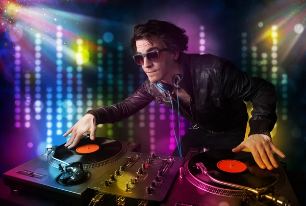 DJ hraje písně v disco se světelnou show — Stock fotografie
