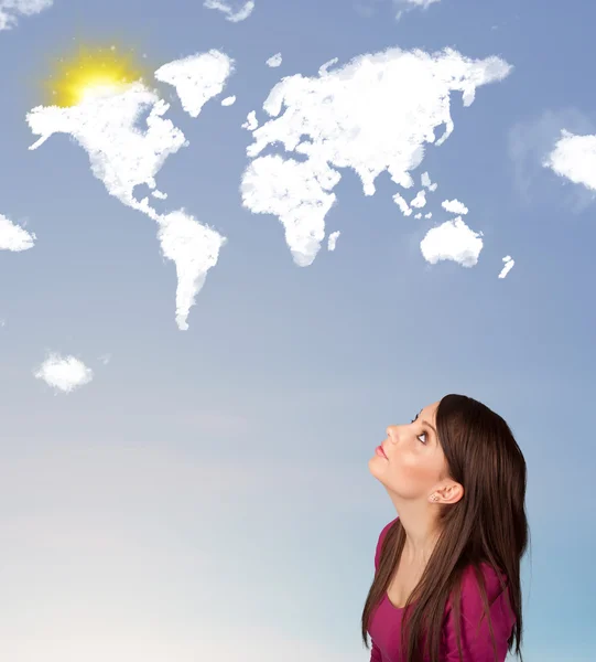 Молодая девушка смотрит на мировые облака и солнце на голубом небе — стоковое фото