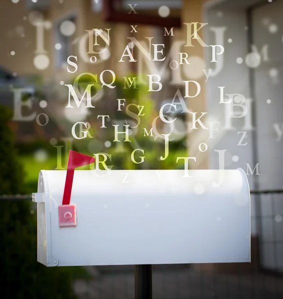 Поштова скринька з літерками — стокове фото