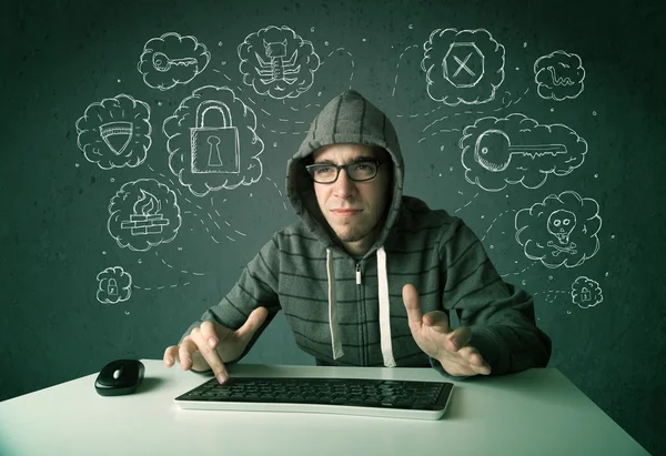 Joven empollón hacker con virus y pensamientos de hacking — Foto de Stock