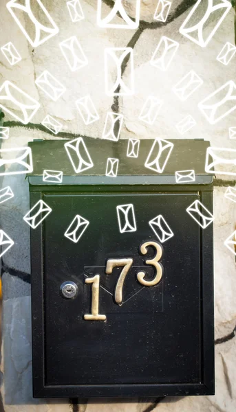 Briefkasten mit Briefsymbolen auf leuchtend grünem Hintergrund — Stockfoto