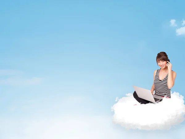 Молодая женщина с ноутбуком сидит на облаке с копировальным пространством — стоковое фото