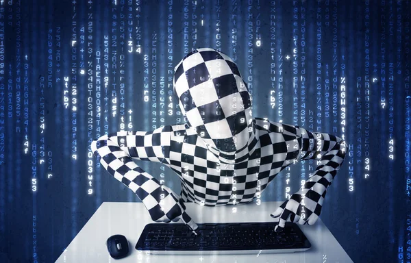 Hacker en el cuerpo de la máscara de decodificación de información de la red futurista — Foto de Stock
