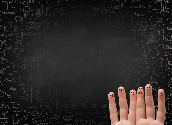 Gelukkig vinger smileys met zwarte schoolbord op achtergrond — Stockfoto