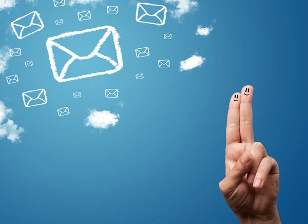 Glückliche Smiley-Finger beim Anblick von Mail-Icons aus Wolken — Stockfoto