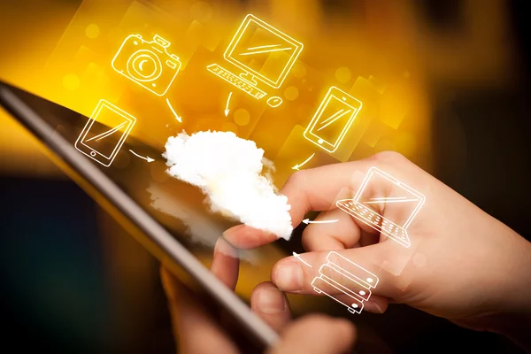 Palec wskazujący na tablet, mobilna koncepcja chmury — Zdjęcie stockowe